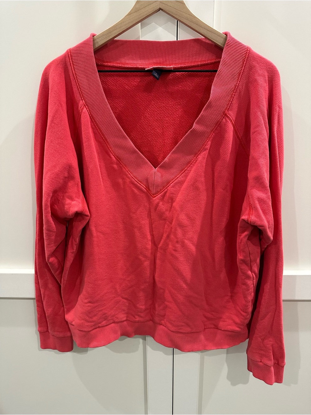 Universal Threads V-Neck Pullover Sweatshirt in Coral Pink Size L
